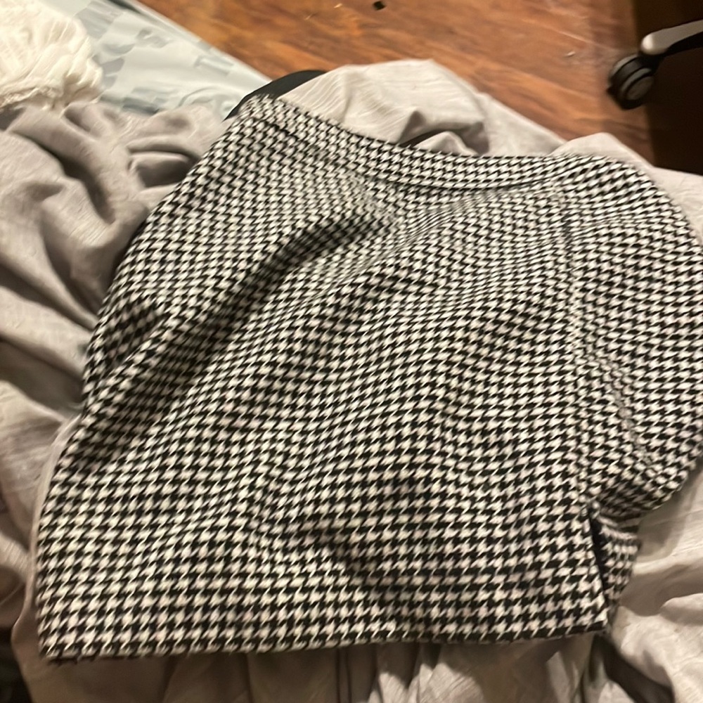 xs hollister black and white skirt